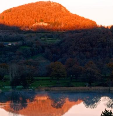 Le Puy d'Augoules et son reflet dans le lac depuis Menoire nov 2024